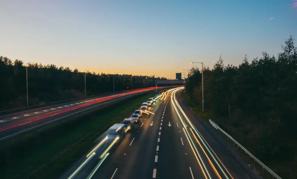 Bucureşti-Craiova pothuajse tërësisht në autostradë dhe rrugë me kalim të shpejtë: Ministria e Transportit ka hapur edhe 20 km të tjera për trafik. Gjithsej, nga 121 km janë të kalueshëm 92 km. Nesër do të vijojë një seksion tjetër.